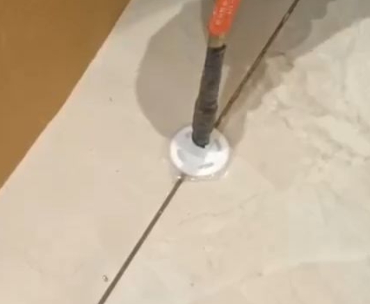 张家界市瓷砖空鼓维修公司专业解答瓷砖在铺贴过程中，如果没有涂抹均匀到位的粘结材料（如水泥砂浆或瓷砖胶），可能会导致以下问题