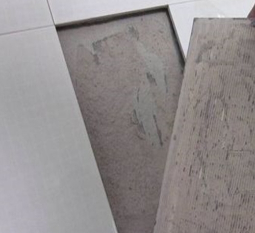 张家界市瓷砖空鼓维修公司分享瓷砖铺贴时如果打浆（即涂抹在瓷砖背面和基层上的砂浆或瓷砖胶）过少，会带来以下问题